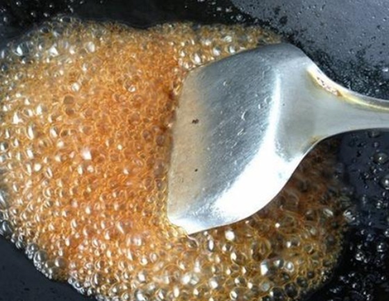 Thắng nước hàng dùng dầu nóng hay lạnh, đầu bếp mách mẹo khiến nước thơm, màu đẹp - 4