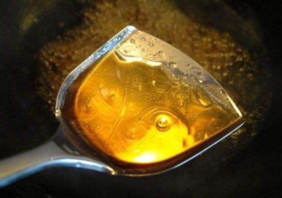 Thắng nước hàng dùng dầu nóng hay lạnh, đầu bếp mách mẹo khiến nước thơm, màu đẹp - 3