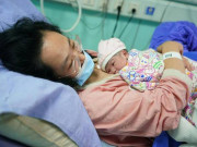 Bà bầu - Vợ đang ngủ dậy than đau lưng, chồng giật mình nghe tiếng gọi vào đỡ đẻ