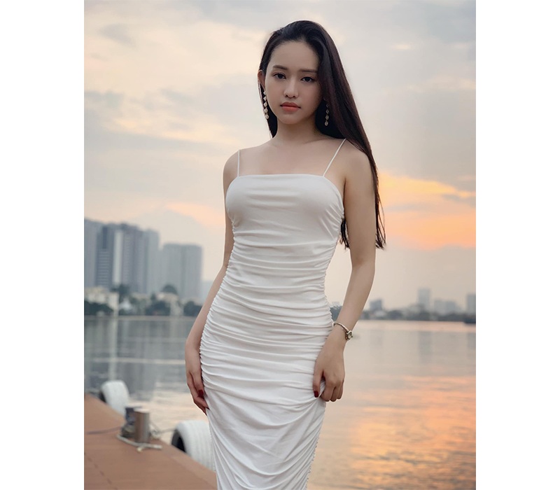 Nhắc tới Thuý Vi, người ta sẽ nhớ tới hình ảnh một hot girl sở hữu gương mặt cùng thân hình cực bốc lửa.
