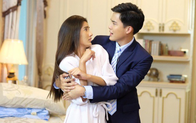 Nhờ chồng cài hộ cúc váy, quay mặt lại tôi khiếp vía khi nhìn rõ người đứng sau - 1