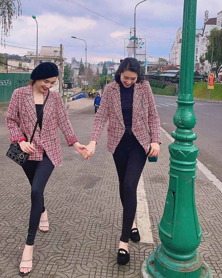 Nhã Phương amp;#34;trốn chồng conamp;#34; diện đồ đôi cùng Thúy Ngân, nhìn outfit biết ngay nên mặc gì Tết này - 1