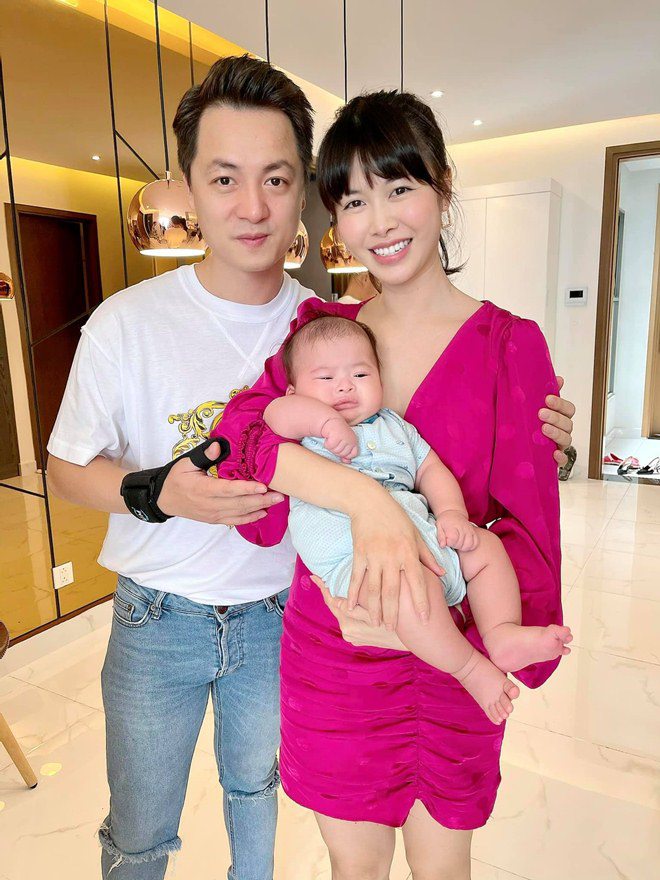 Phạm Quỳnh Anh và vợ Đăng Khôi bế con Dương Khắc Linh, phản ứng 2 bé trái ngược nhau - 4