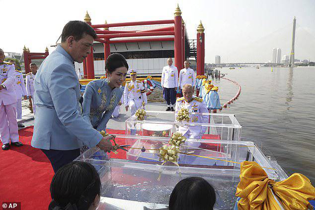 Vua Thái Lan phong quý phi làm hoàng hậu thứ hai? - 2