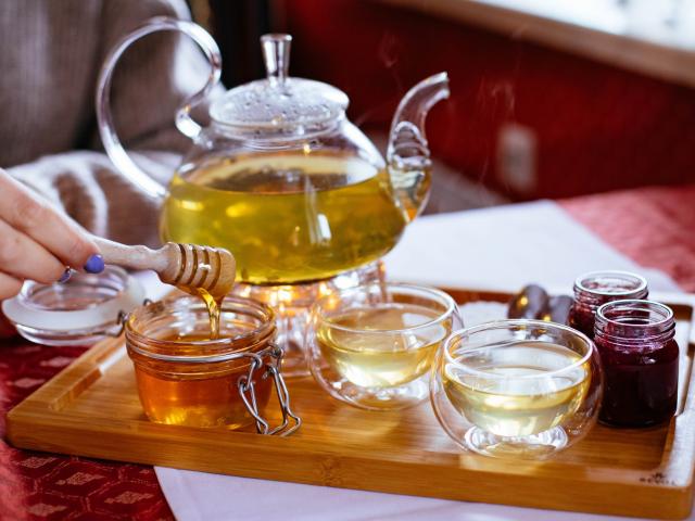 Những dấu hiệu cảnh báo bạn nên dừng ăn mật ong ngay, đặc biệt đối tượng này cấm kị ăn