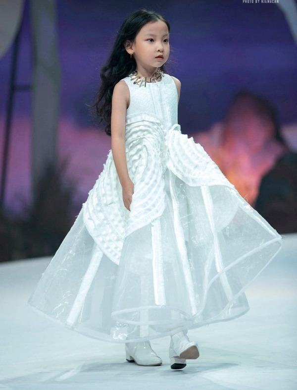 Lúc nhỏ nhút nhát, con gái chủ tiệm giặt sấy Sài Gòn oanh tạc sàn diễn thời trang Thượng Hải - 3