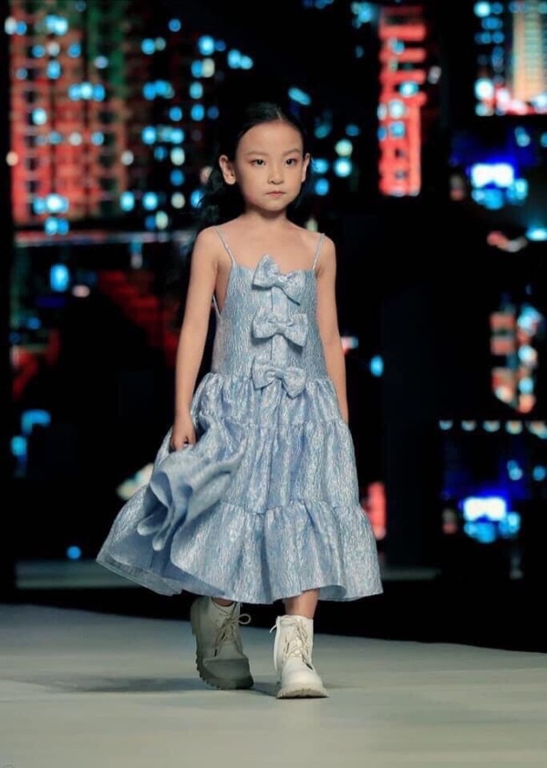 Lúc nhỏ nhút nhát, con gái chủ tiệm giặt sấy Sài Gòn oanh tạc sàn diễn thời trang Thượng Hải - 4