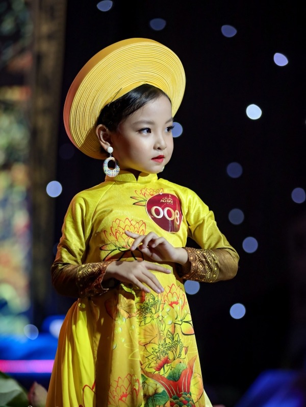 Lúc nhỏ nhút nhát, con gái chủ tiệm giặt sấy Sài Gòn oanh tạc sàn diễn thời trang Thượng Hải - 5