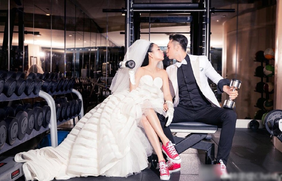 Từ món thời trang bị chê không hợp giày sneakers giờ là bá chủ tại lễ cưới hỏi - 8