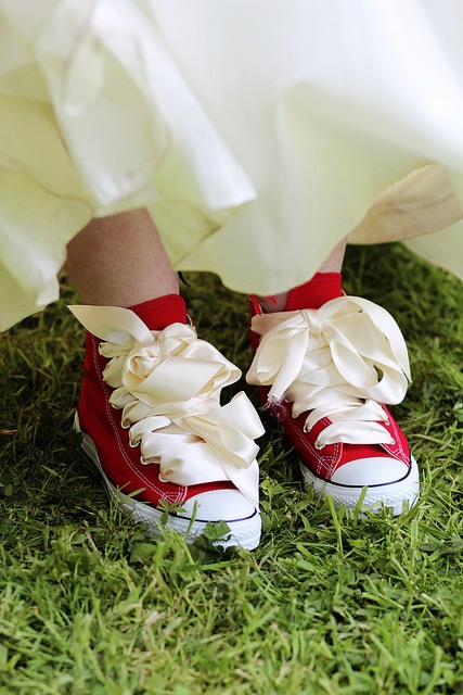 Từ món thời trang bị chê không hợp giày sneakers giờ là bá chủ tại lễ cưới hỏi - 14
