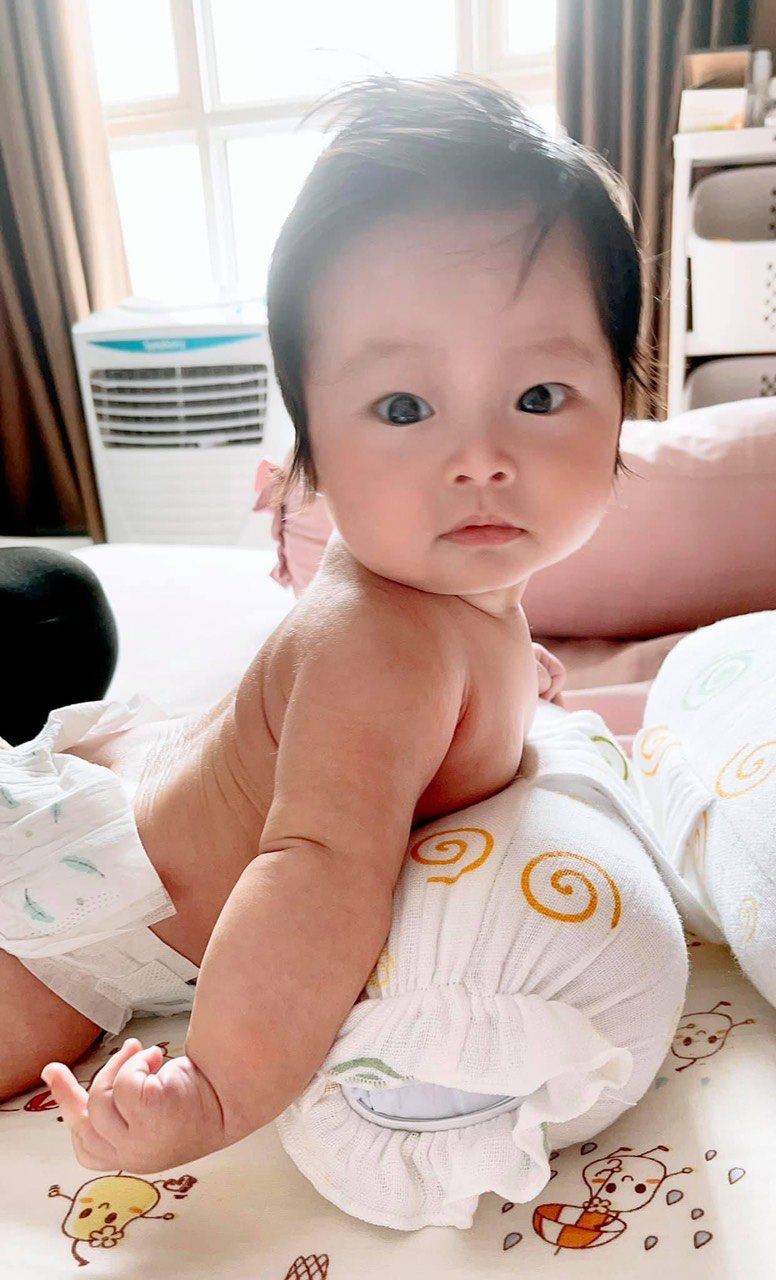 4 đứa trẻ sinh non nhà sao Việt: Có bé chỉ 1,9kg, bé ra đời tím tái giờ quá đẹp - 8