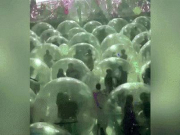Hình thức biểu diễn đặc biệt của ban nhạc Flaming Lips giữa đại dịch COVID-19
