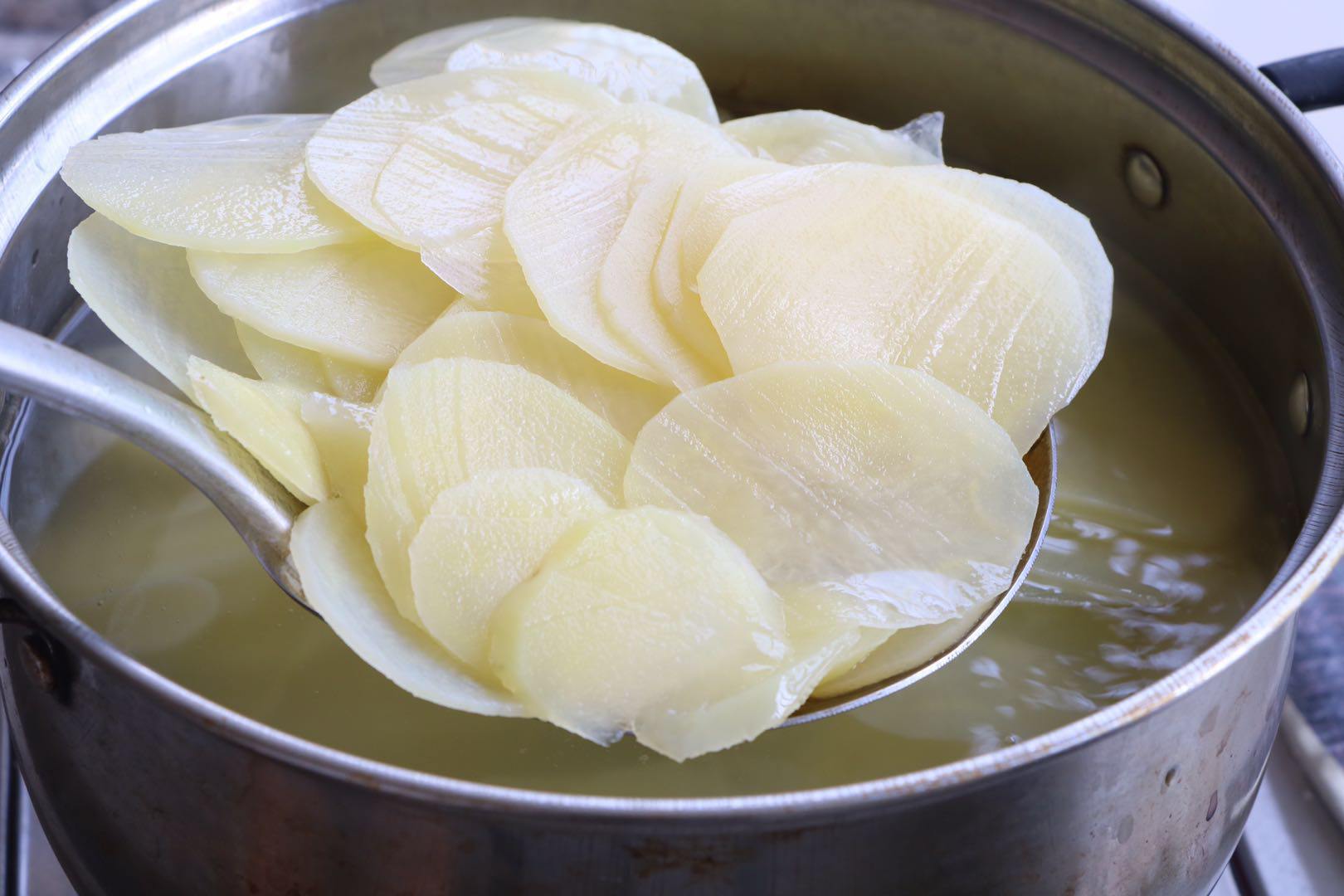 Mẹ trổ tài làm khoai tây chiên thái miếng giòn thơm ngon hơn cả bim bim - 5
