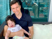 Làm mẹ - Chồng Hoàng Oanh bế con trai bụ bẫm chụp ảnh, bóng người phản chiếu qua tấm kính mới thu hút