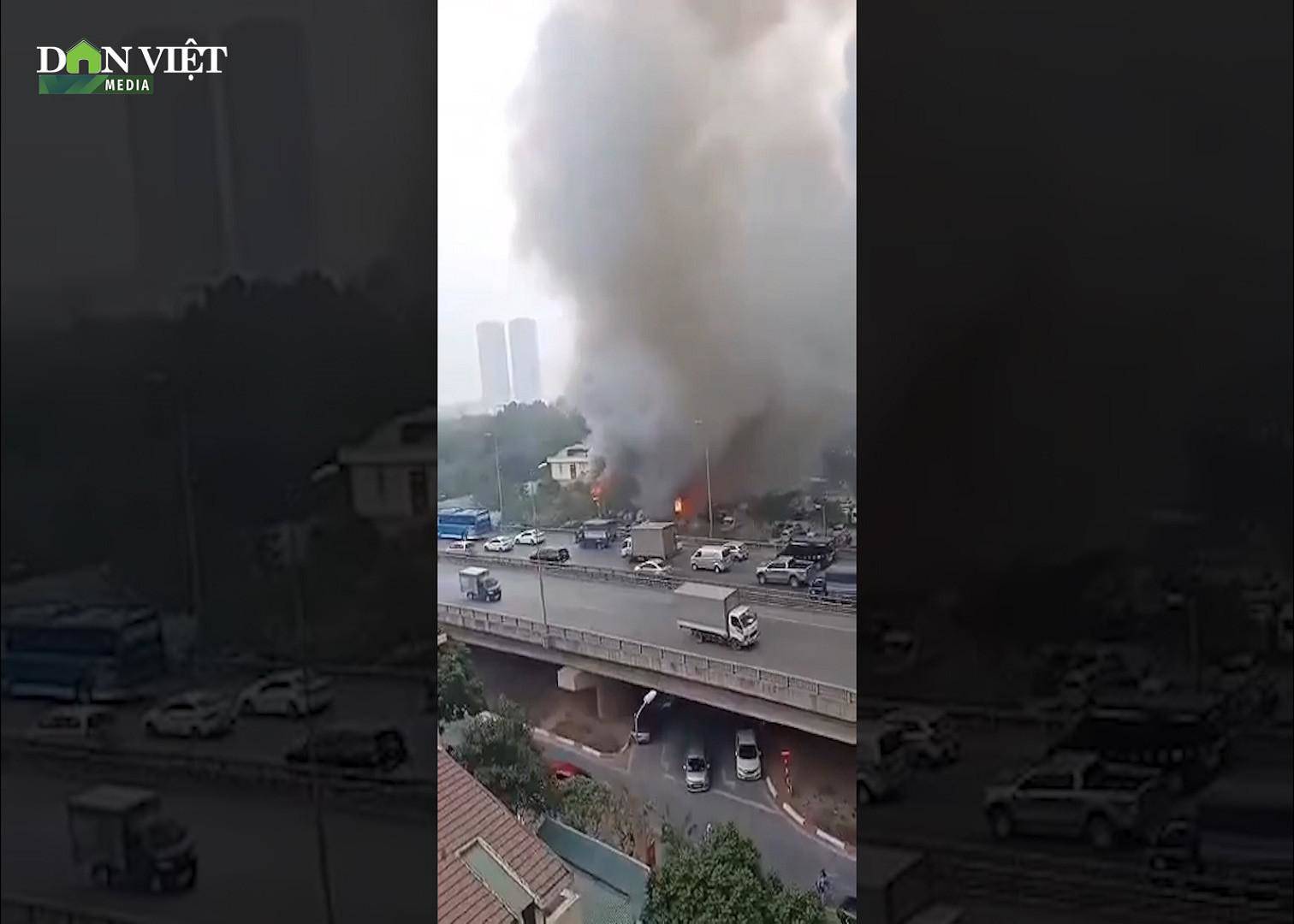 Clip: Cháy lớn ở chợ Xanh Linh Đàm, hàng trăm tiểu thương hoảng loạn tháo chạy - 1