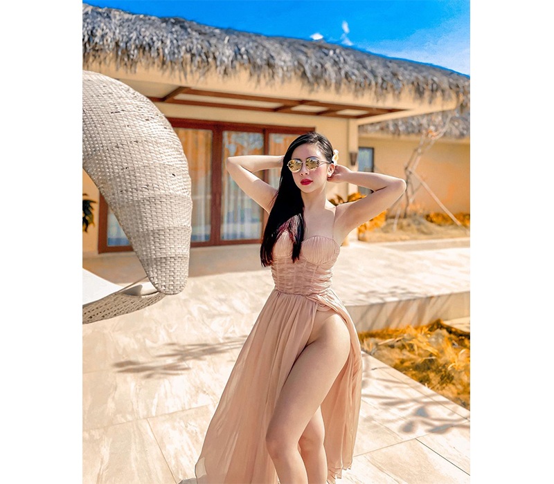 Được biết, những hình ảnh này được Phương Bora thực hiện trong chuyến du lịch biển Phú Quốc. Chỉ trong vài ngày, nàng hot girl đã thu hoạch được cả loạt hình khoe dáng sexy với nhiều set đồ độc đáo, táo bạo khác nhau.
