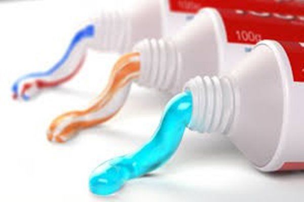 6 mẹo dùng kem đánh răng làm sạch các đồ dùng trong nhà mà bạn chưa biết - 3