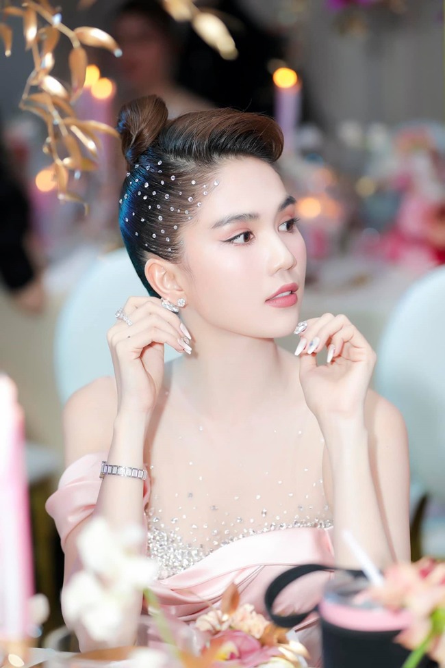Nữ đại gia bất động sản Long An amp;#34;kén chồngamp;#34; có 40 tỷ trong tài khoản chưa sốc bằng chân dài này! - 22