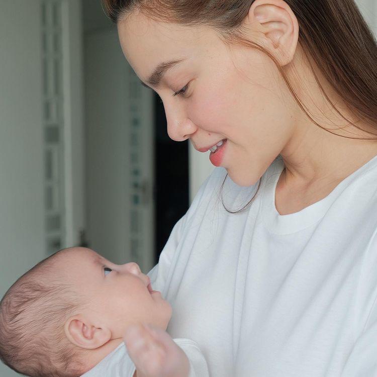 Con sinh đôi quấy khóc, hành động của Kim Lý khiến nhiều mẹ bỉm sữa phải nể - 3