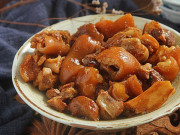 Bếp Eva - Chồng kêu thèm món lai rai, vợ đem chân giò om thành món vừa ăn cơm vừa có thể nhậu