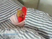 Bà bầu - Phấn khởi đón vợ mới đẻ xuất viện, về nhà chồng giật mình khi nghe điện thoại của y tá