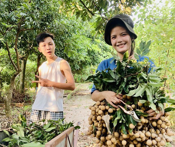 Mua nhà cách Hà Nội 30km nghỉ ngơi, nghệ sĩ Giang Còi Tết đội nón ra vườn nhặt cỏ - 7