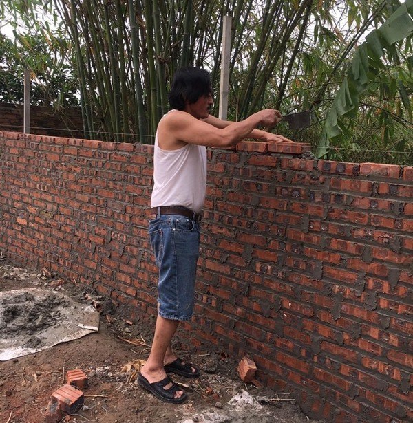 Mua nhà cách Hà Nội 30km nghỉ ngơi, nghệ sĩ Giang Còi Tết đội nón ra vườn nhặt cỏ - 13