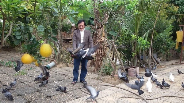 Mua nhà cách Hà Nội 30km nghỉ ngơi, nghệ sĩ Giang Còi Tết đội nón ra vườn nhặt cỏ - 1