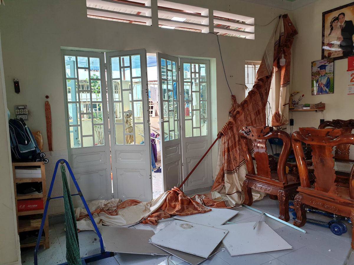 Vụ căn nhà phát nổ, 2 người nguy kịch ở Bình Dương: Chủ nhà vừa mở cửa thì bị hất văng ra ngoài - 3