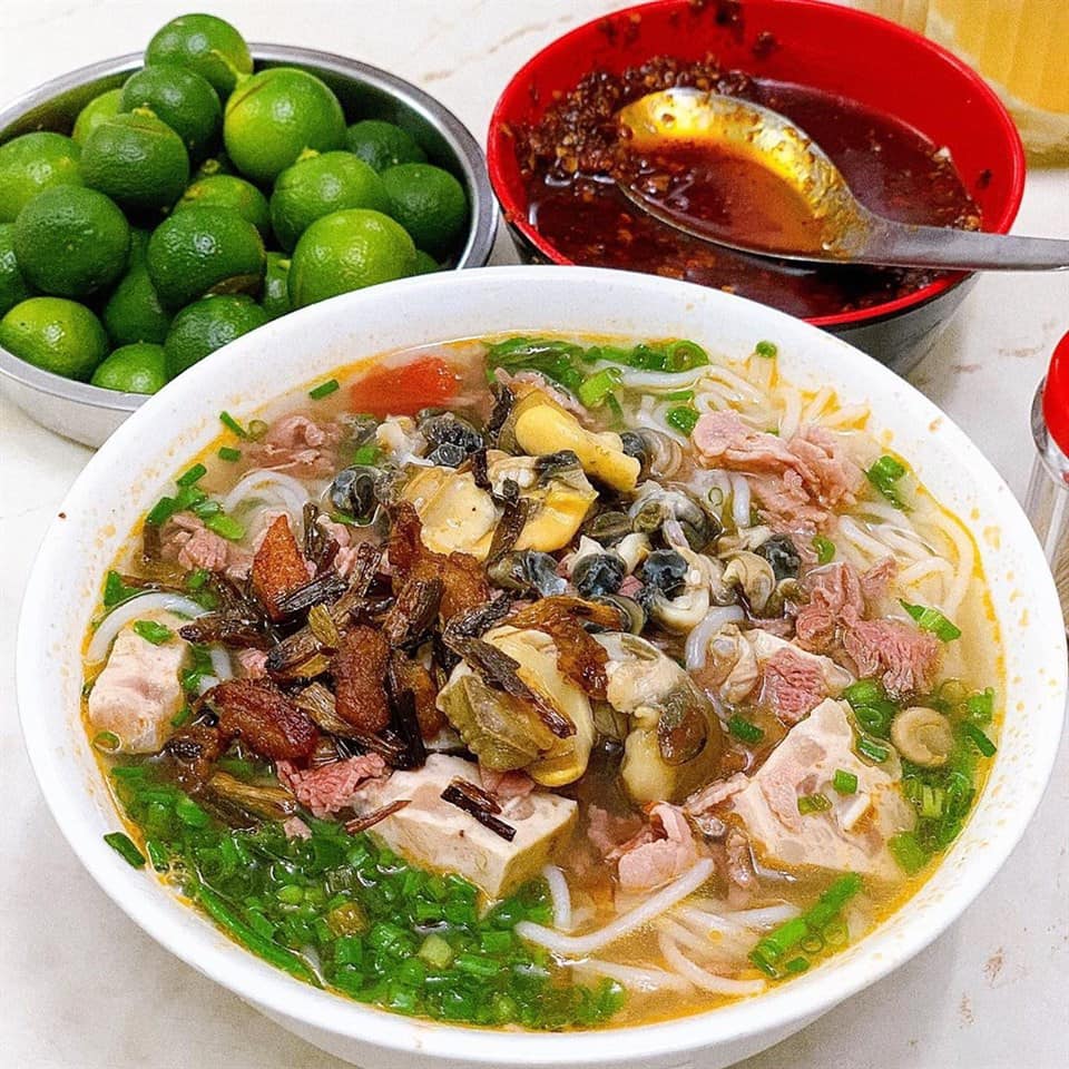 Quán bún ốc Hà Nội tấp nập khách, bán 600 bát/ngày nhờ nguyên liệu không ai ngờ - 1