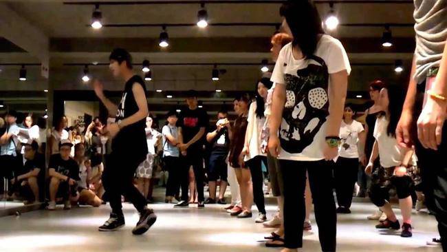 Khám phá bên trong ngôi trường chuyên đào tạo những ngôi sao hàng đầu K-pop - 2