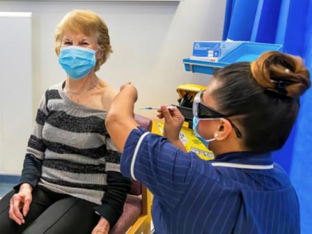 Điều gì xảy ra khi tôi lần đầu tiên tiêm vắc xin COVID-19?