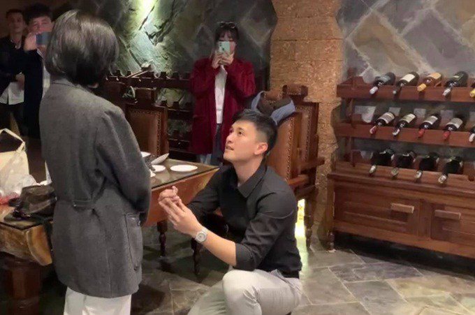 Thái độ của con gái MC Bạch Lan Phương khi mẹ được bạn trai kém 6 tuổi cầu hôn - 1