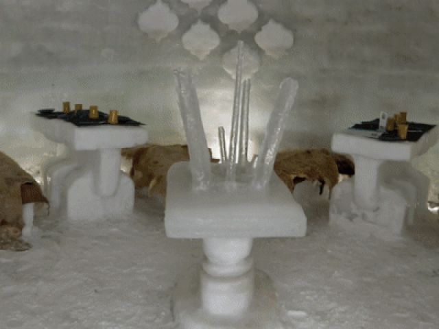 Clip Eva - Du khách thích thú với quán cà phê được làm hoàn toàn bằng băng