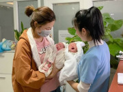 Bà bầu - Mẹ Nghệ An sinh đôi 2 bé đều vỏn vẹn 8 lạng, nghẹn ngào ôm con về ngày cận Tết