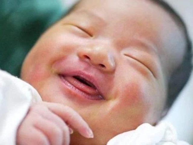 Bé sơ sinh chào đời cười thay vì khóc, y tá giơ tay tát mạnh, mẹ vội vàng cảm ơn