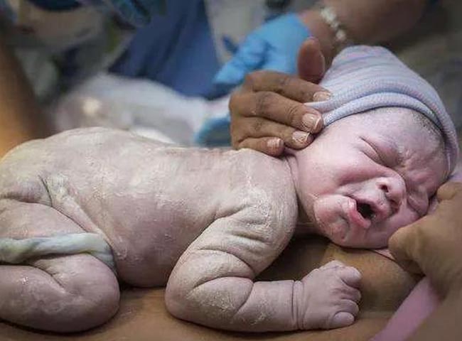 Mới sinh ra bị mẹ đòi vứt vì “kém xinh”, giờ 5 tuổi bé gái khiến nhiều người xuýt xoa - 1