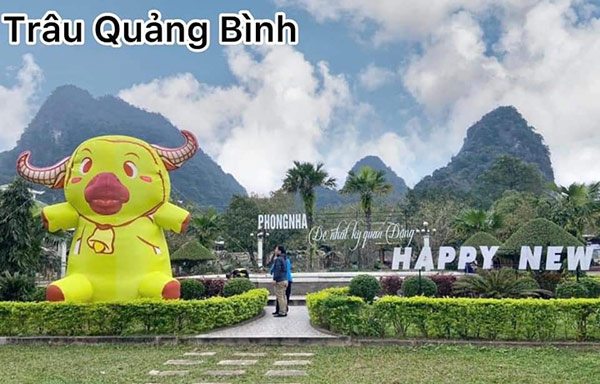 Loạt ảnh linh vật trâu amp;#34;ngáo ngơamp;#34; xuống phố chào Tết Tân Sửu, CĐM hài hước: amp;#34;Nhìn cười cả nămamp;#34; - 4
