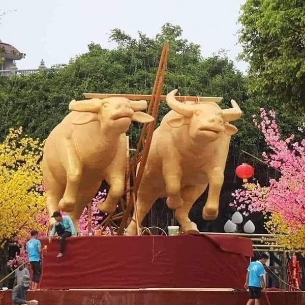Loạt ảnh linh vật trâu amp;#34;ngáo ngơamp;#34; xuống phố chào Tết Tân Sửu, CĐM hài hước: amp;#34;Nhìn cười cả nămamp;#34; - 8