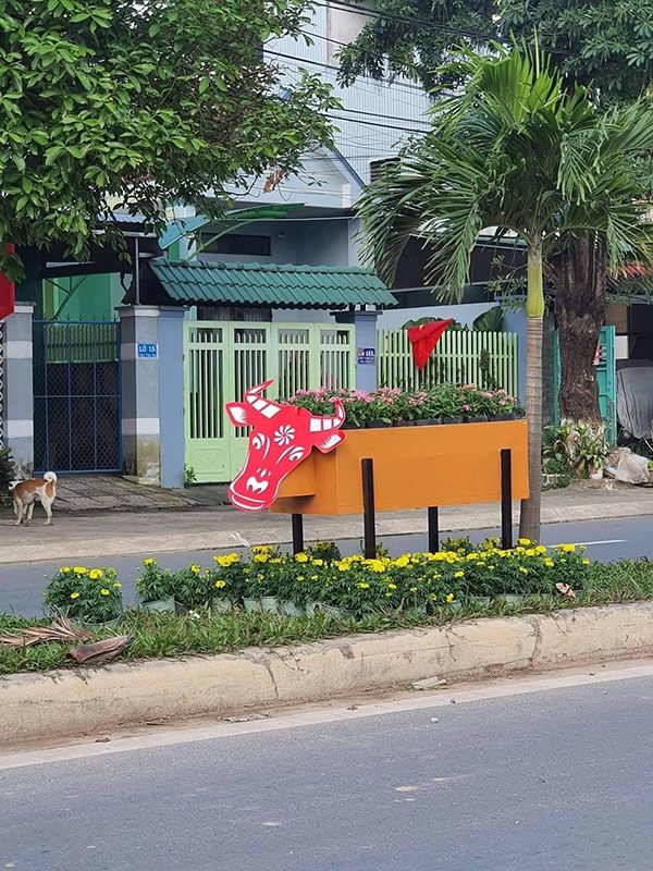 Loạt ảnh linh vật trâu amp;#34;ngáo ngơamp;#34; xuống phố chào Tết Tân Sửu, CĐM hài hước: amp;#34;Nhìn cười cả nămamp;#34; - 9