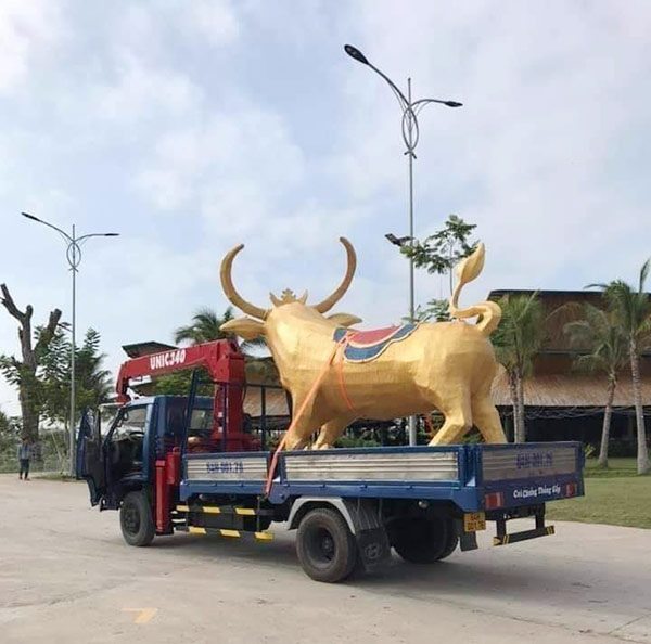 Loạt ảnh linh vật trâu amp;#34;ngáo ngơamp;#34; xuống phố chào Tết Tân Sửu, CĐM hài hước: amp;#34;Nhìn cười cả nămamp;#34; - 3