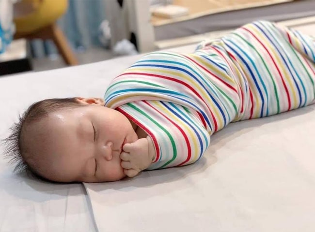 Sự thật về tư thế ngủ như đầu hàng của trẻ sơ sinh khiến nhiều cha mẹ bất ngờ - 6