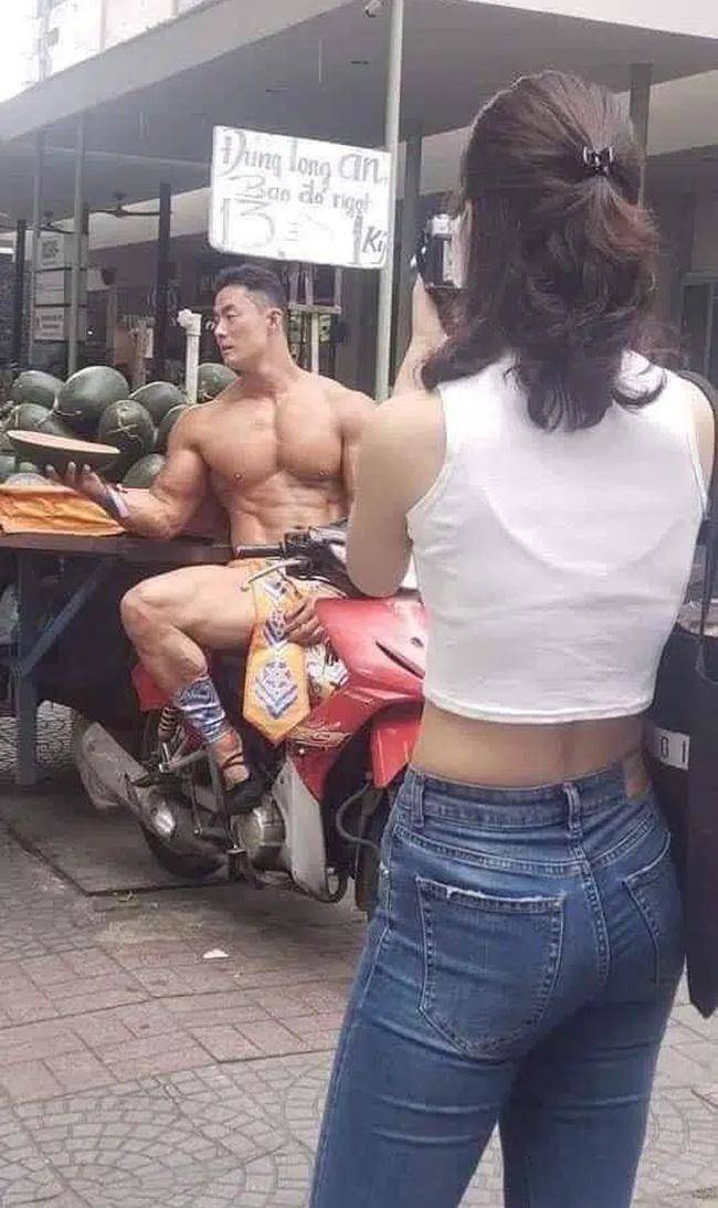 Truy lùng Mai An Tiêm 6 múi, mặc khố bán dưa hấu trên phố quận 1 - 4