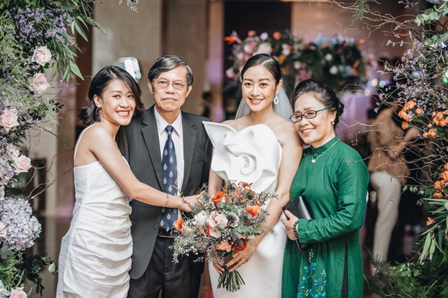 Những cặp chị em kín tiếng của MC VTV: Bất ngờ nhất là em trai Tạ Bích Loan - 16