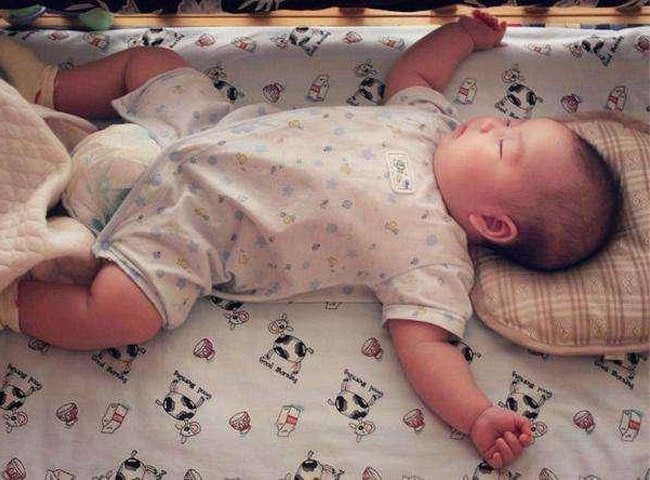 Sự thật về tư thế ngủ như đầu hàng của trẻ sơ sinh khiến nhiều cha mẹ bất ngờ - 3