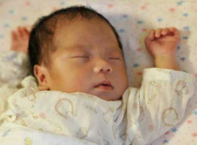 Sự thật về tư thế ngủ như đầu hàng của trẻ sơ sinh khiến nhiều cha mẹ bất ngờ - 1