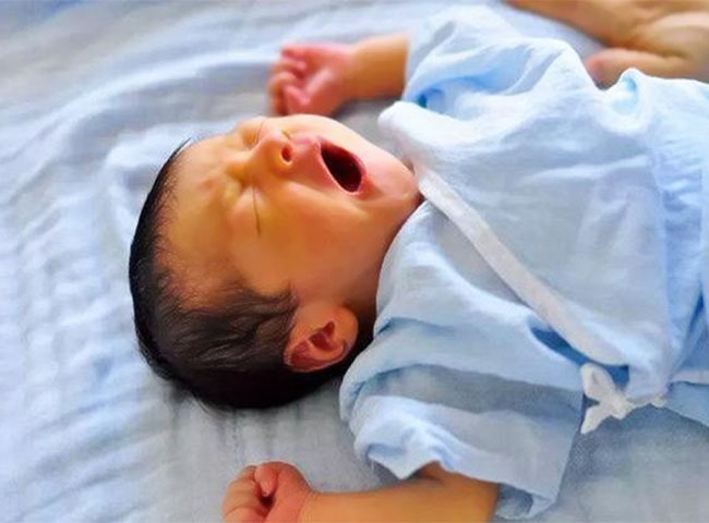 Sự thật về tư thế ngủ như đầu hàng của trẻ sơ sinh khiến nhiều cha mẹ bất ngờ - 4