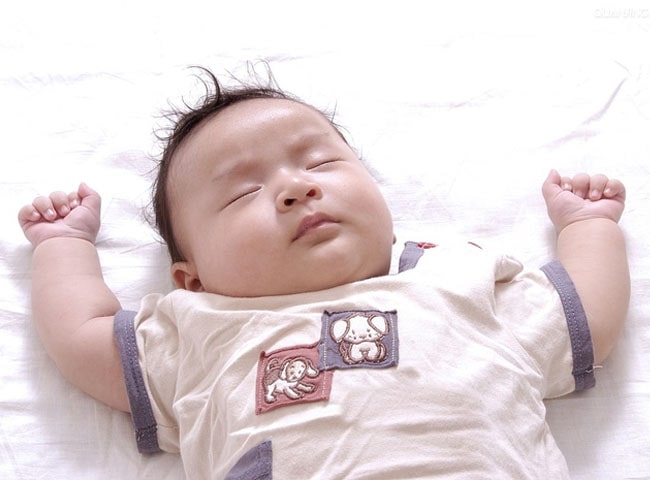 Sự thật về tư thế ngủ như đầu hàng của trẻ sơ sinh khiến nhiều cha mẹ bất ngờ - 5