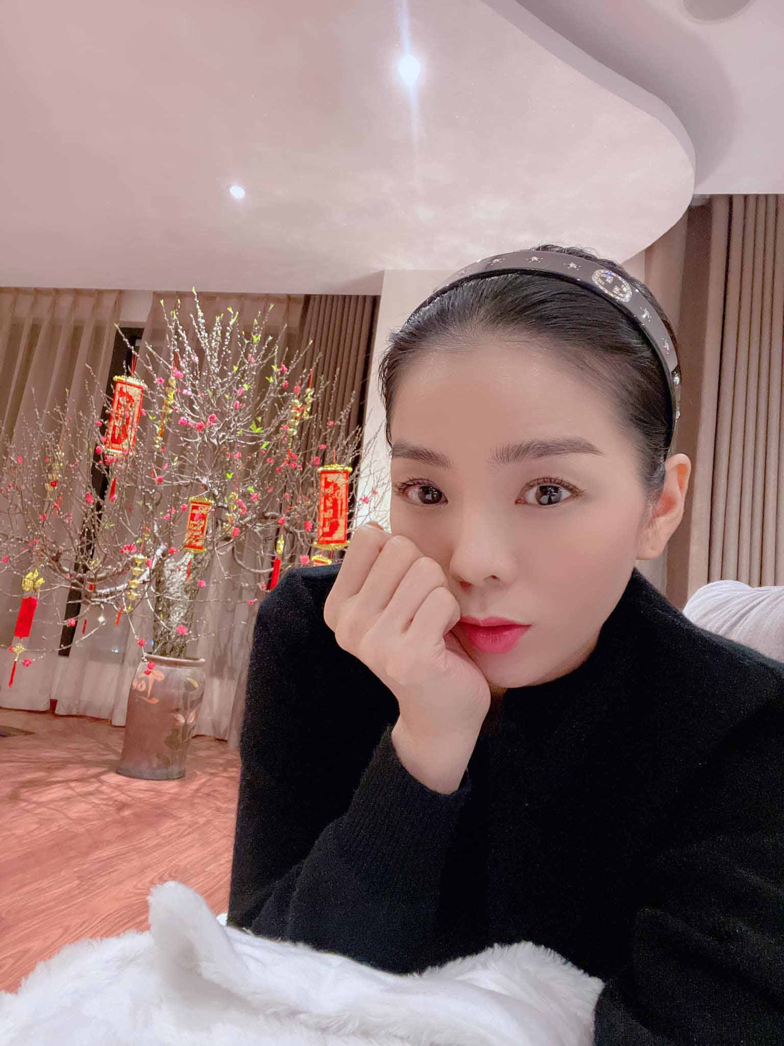 HOT showbiz: Lệ Quyên, Mr Đàm trang trí biệt thự amp;#34;khủngamp;#34; đón Tết - 1