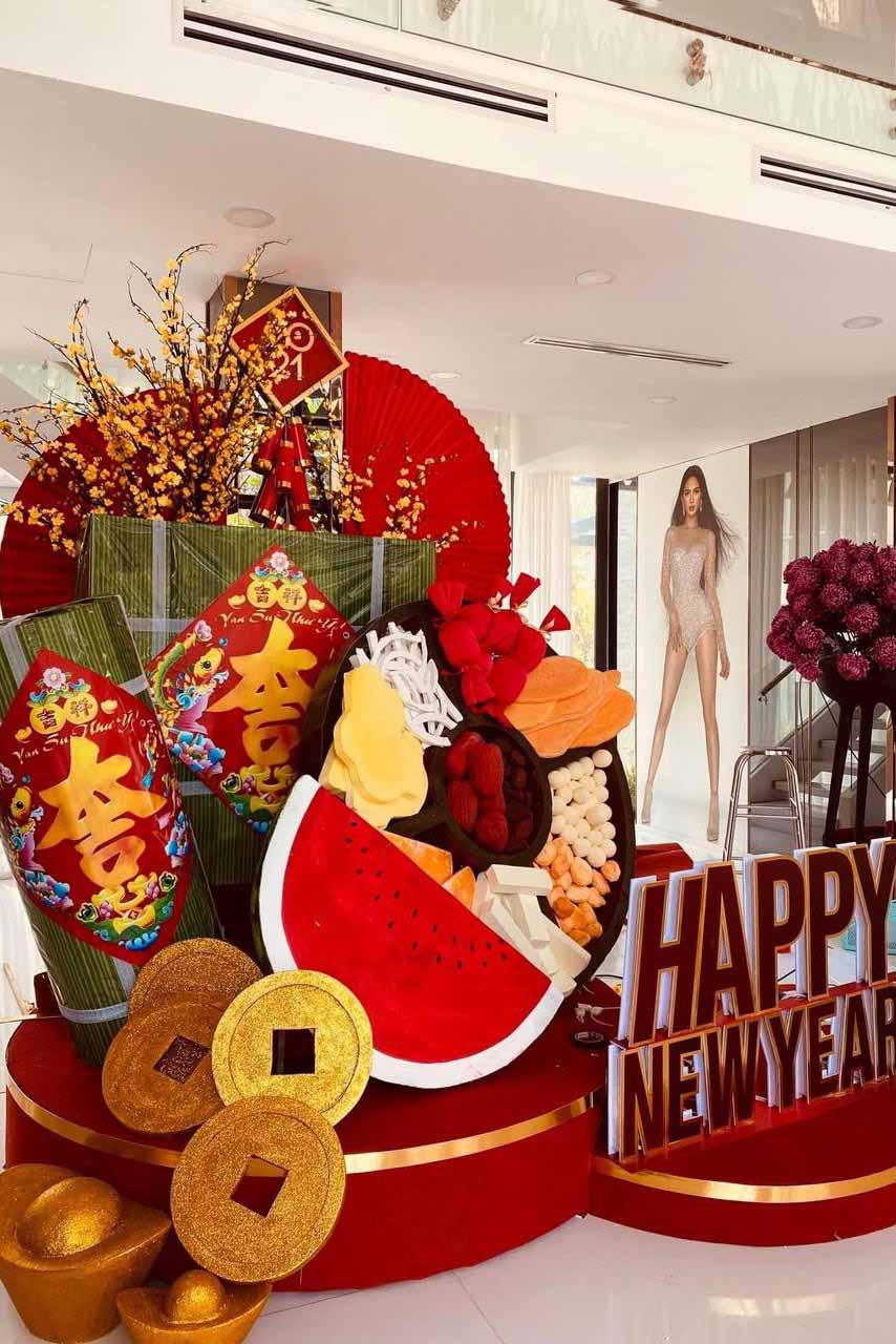 HOT showbiz: Lệ Quyên, Mr Đàm trang trí biệt thự amp;#34;khủngamp;#34; đón Tết - 5